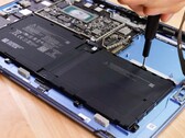 Surface Pro 9 jest znacznie łatwiejszy w naprawie niż jego poprzednicy. (Źródło obrazu: iFixit)