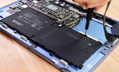 Surface Pro 9 jest znacznie łatwiejszy w naprawie niż jego poprzednicy. (Źródło obrazu: iFixit)