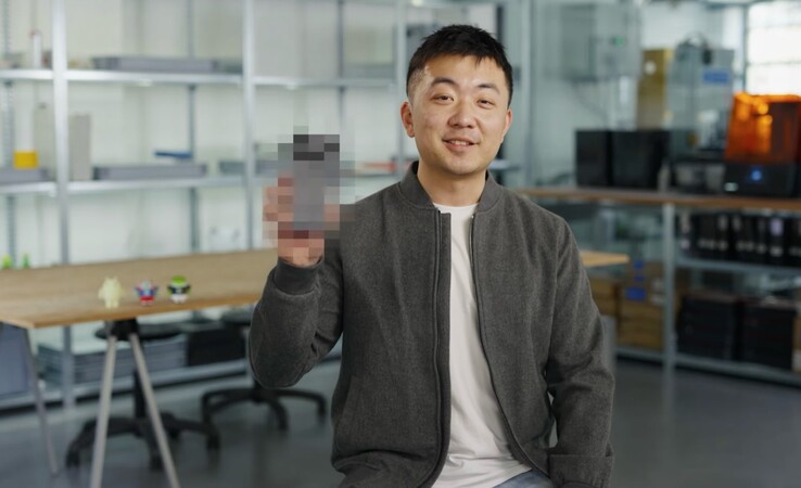 Szef Nothing, Carl Pei, pokazuje rozpikselowany telefon Nothing Phone (3) (źródło obrazu: Google)