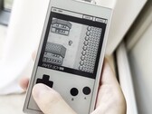 Urządzenie „The Paper Boy S3” emuluje gry na konsolę Game Boy na ekranie dotykowym typu E Ink.
