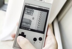 Urządzenie „The Paper Boy S3” emuluje gry na konsolę Game Boy na ekranie dotykowym typu E Ink.
