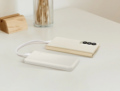 Power bank Samsung EB-P3910 ma podobną konstrukcję do starszego modelu (na zdjęciu). (Źródło zdjęcia: Samsung)