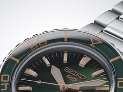 Zbliżenie na Seiko 5 Sports SKX HDB005, eksponujące jego ciemnozieloną tarczę