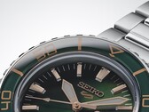Zbliżenie na Seiko 5 Sports SKX HDB005, eksponujące jego ciemnozieloną tarczę