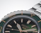Zbliżenie na Seiko 5 Sports SKX HDB005, eksponujące jego ciemnozieloną tarczę