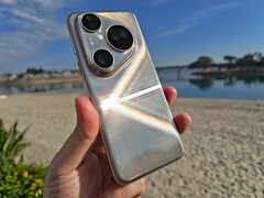 Dzięki wykończeniu na wysoki połysk, Pura 80 Ultra jest bardzo podatny na odciski palców. Dobrze, że Huawei dołącza etui ochronne. (Źródło zdjęcia: Notebookcheck)