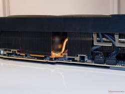 RTX 4080 Super Gaming OC wykorzystuje łącznie dziewięć miedzianych rurek cieplnych