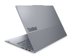 ThinkBook 16 Snapdragon Edition wygląda bardzo podobnie do swoich odpowiedników z procesorami AMD i Intel. (Źródło zdjęcia: WalkingCat)