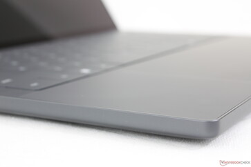 Przednia krawędź nie jest już zwężana, co zapewnia bardziej pudełkowy i sztywny wygląd