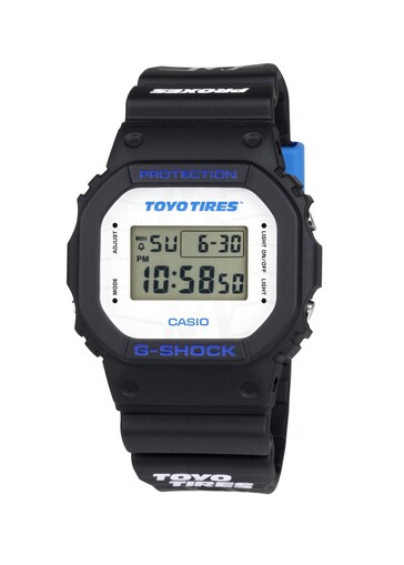 Na białej tarczy widnieje logo Toyo Tires, a niebieskie napisy dodają kontrastu klasycznemu kwadratowemu wzornictwu G-Shock.