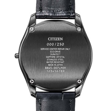 Widok od tyłu zegarka Citizen Eco-Drive One AQ5025-04N, ukazujący jego szczotkowany czarny dekiel, numerację edycji limitowanej oraz wygrawerowane parametry.
