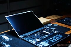 Laptop Framework kosztuje znacznie więcej po dwóch podwyżkach cen. (Źródło obrazu: Notebookcheck)