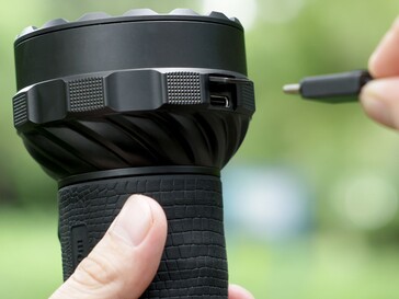 Urządzenie Olight Marauder 3 z dwukierunkowym złączem USB-C może służyć do odwrotnego ładowania telefonów i urządzeń elektronicznych.