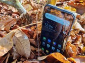 Oukitel WP60 jest większy niż prawie każdy inny telefon z 7,2-calowym ekranem, a mimo to ma bardzo długi czas pracy na baterii.