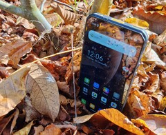 Oukitel WP60 jest większy niż prawie każdy inny telefon z 7,2-calowym ekranem, a mimo to ma bardzo długi czas pracy na baterii.