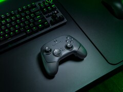 Bezprzewodowy kontroler Razer Wolverine V3 Pro 8K PC pokazany na pulpicie (źródło obrazu: Razer PR)