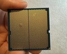 Pewien użytkownik udostępnił zdjęcia wybrzuszenia w swoim procesorze Ryzen 9 9950X3D, który został sparowany z płytą główną ASRock. (Źródło zdjęcia: I_fliu na Reddit)