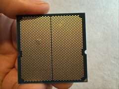 Pewien użytkownik udostępnił zdjęcia wybrzuszenia w swoim procesorze Ryzen 9 9950X3D, który został sparowany z płytą główną ASRock. (Źródło zdjęcia: I_fliu na Reddit)