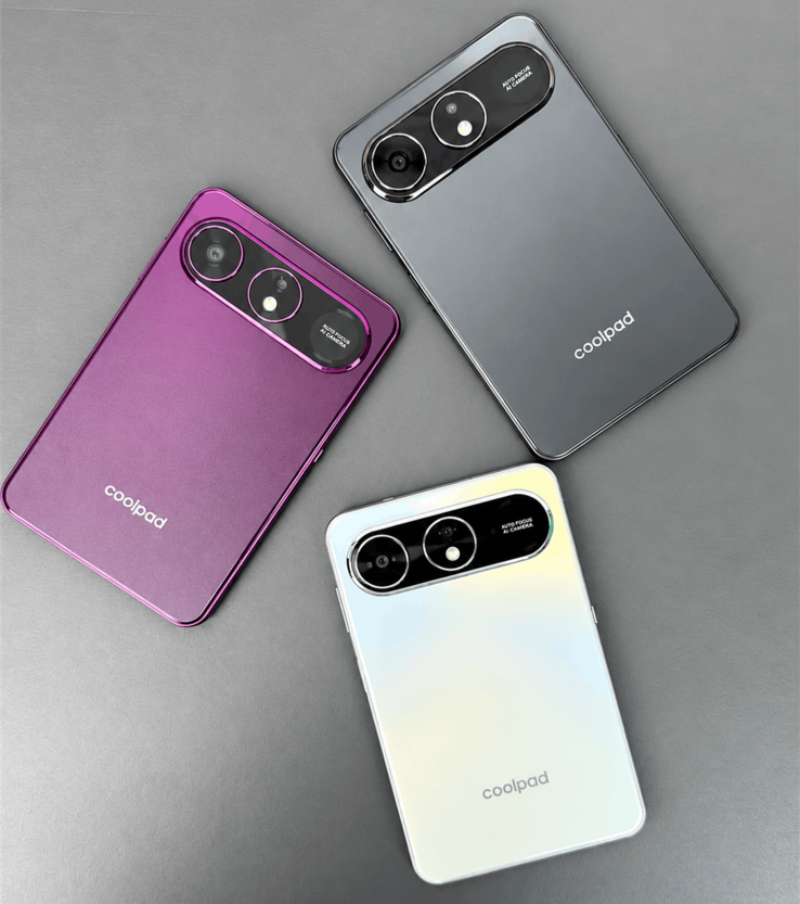 Trzy telefony Coolpad Cool X Wide pokazane z tyłu w fioletowej, szarej i białej wersji kolorystycznej