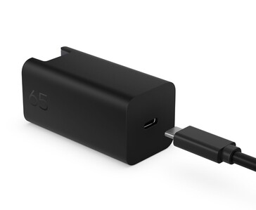 Ładowarka ścienna HP 65W GaN z portem USB-C podłączona do kabla USB-C (źródło zdjęcia: HP)
