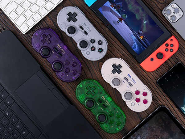 Kontroler Bluetooth 8BitDo SN30 Pro jest dostępny w czterech kolorach, z których dwa mają półprzezroczystą konstrukcję. (Źródło obrazu: 8BitDo)
