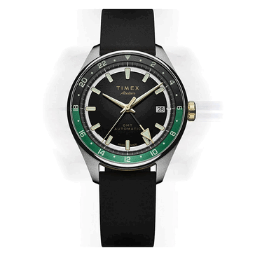 Timex Atelier GMT Première M1a z czarną tarczą, zielonym 24-godzinnym pierścieniem GMT i czarnym paskiem z gumy NBR.