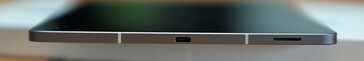 Po prawej stronie: Port USB-C, głośnik