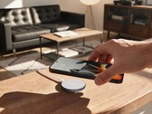 Bezprzewodowa ładowarka Moto Snap dostarcza moc 25 W do telefonów obsługujących standard Qi 2.2 oraz 30 W do telefonów marki Motorola korzystających z protokołu własnego tej firmy.
