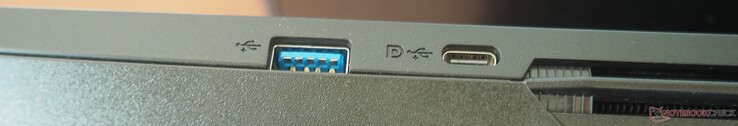 Prawo: USB-A 3.2 Gen 2, USB-C 3.2 Gen 2 z DisplayPort 1.4