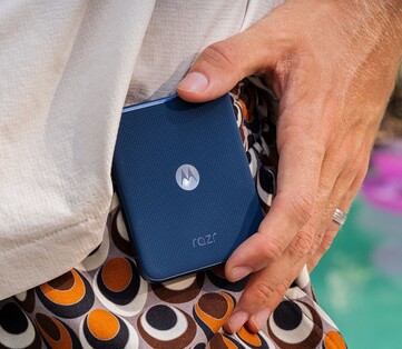 Motorola Razr w kolorze Pantone Gibraltar Sea. (Źródło zdjęcia: Motorola)