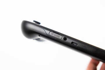 Retroid Pocket 6 posiada slot na kartę TF, dzięki czemu można dodać więcej pamięci. (Źródło obrazu: Retroid)