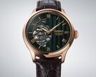 Zbliżenie na zieloną tarczę zegarka Seiko Presage HCB007, ukazujące jej teksturowany wzór geometryczny, indeksy w postaci cyfr rzymskich oraz odsłonięty mechanizm.