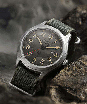 Model Timex TW2Y89500 jest wyposażony w zieloną tarczę w kamuflażu