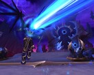 Scena z World of Warcraft przedstawiająca zaklinacza rażonego płonącą niebieską wiązką (źródło obrazu: Windowscentral.com)