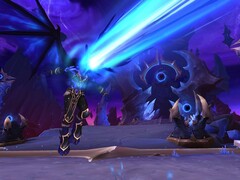 Scena z World of Warcraft przedstawiająca zaklinacza rażonego płonącą niebieską wiązką (źródło obrazu: Windowscentral.com)