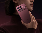 Cena modelu K100 Pro zaczyna się od 548 dolarów. Na zdjęciu: telefon w czerwonej kolorystyce.