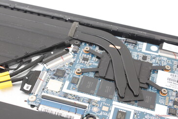Przylutowane moduły LPDDR5x RAM znajdują się blisko procesora