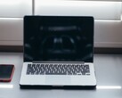 Proszę otworzyć laptopa i smartfon obok siebie na biurku w świetle dziennym