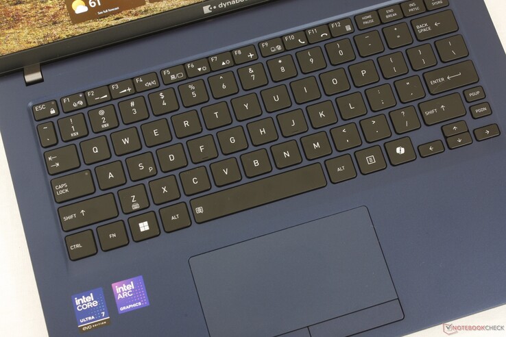 Sprzężenie zwrotne klawiszy jest prawie tak wyraźne, jak w HP EliteBook, podczas gdy clickpad (~11 x 5,8 cm) zawiera zintegrowane przyciski myszy
