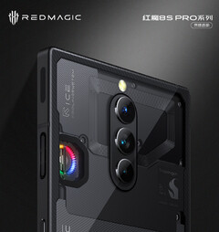 RedMagic 8S Pro w przezroczystym wykończeniu z opcjonalnym wentylatorem RGB. (Źródło zdjęcia: Nubia)