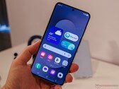 Zdjęcie przedstawia telefon Galaxy S25 FE trzymany przez recenzenta 