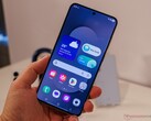 Zdjęcie przedstawia telefon Galaxy S25 FE trzymany przez recenzenta