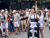 Sparaliżowany Kevin Piette idzie z pochodnią olimpijską 2024, mając na sobie egzoszkielet Wandercraft Atalante X. (Źródło zdjęcia: Jean Louis Constanza, Wandercraft) 