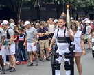 Sparaliżowany Kevin Piette idzie z pochodnią olimpijską 2024, mając na sobie egzoszkielet Wandercraft Atalante X. (Źródło zdjęcia: Jean Louis Constanza, Wandercraft)