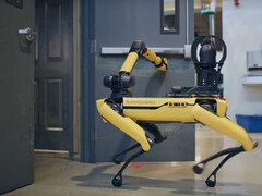 Otwieranie drzwi i podnoszenie przedmiotów: Ramię Spot sprawia, że jest to możliwe. (Zdjęcie: youtube/Boston Dynamics)