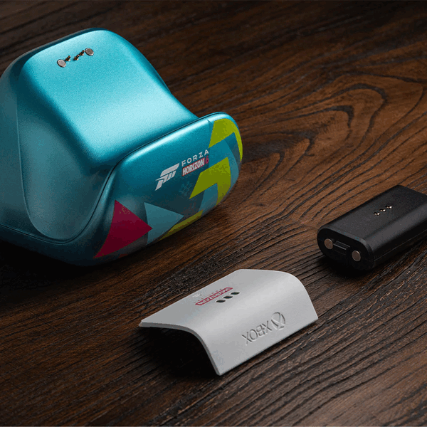 Stacja ładująca 8BitDo Forza Horizon 6 jest dostarczana z baterią i komorą baterii do bezprzewodowego kontrolera Xbox.