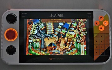 W zależności od gry, funkcja SmartGlow wykorzystuje oświetlenie, aby pokazać, które elementy kontrolera są używane (Źródło obrazu: Marc Zander, Notebookcheck)