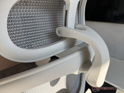 Podgłówek jest uniwersalny, ale niestety zakres regulacji jego wysokości jest ograniczony.