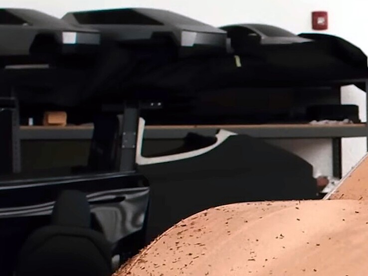 Modele w skali Cyber SUV na półkach studia projektowego.