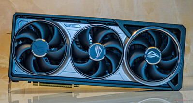 Asus ROG Astral GeForce RTX 5080 OC: Metalowa osłona przednia z potrójnymi wentylatorami osiowymi